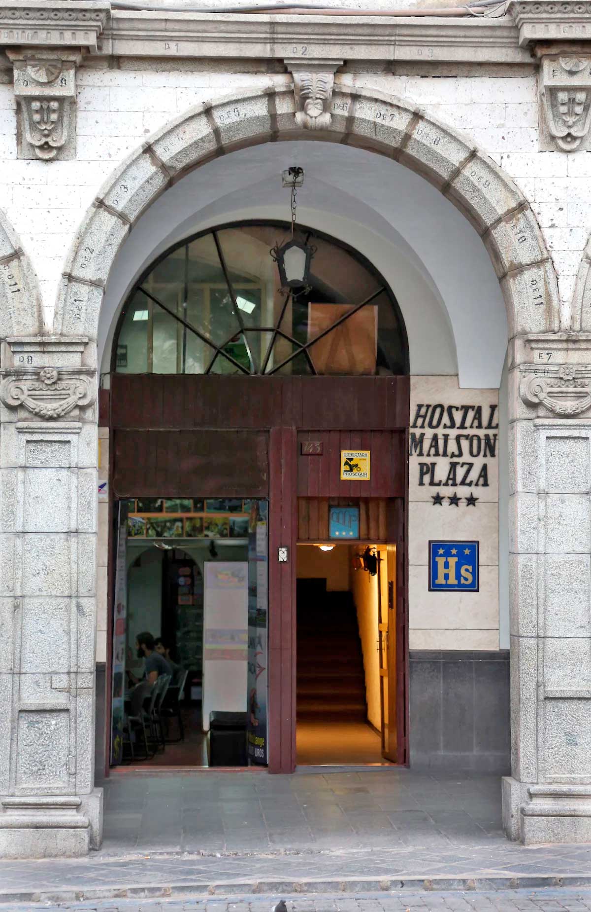 Hostal Maison Plaza Exterior